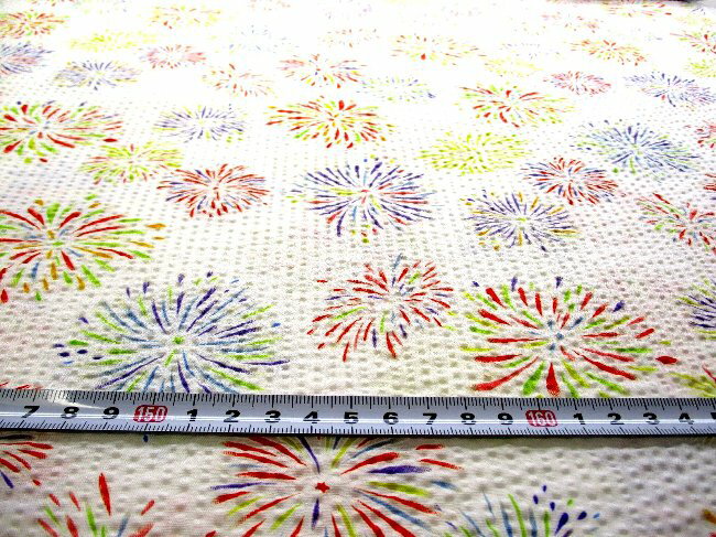 ★残りわずかです（廃番になりました） 　リップル生地 （ サッカー生地 ) 花火 （ オフホワイト系 ) 生地幅－約108cm（ 綿100％ ） （ リップル 布 浴衣 ゆかた 甚平 ジンベイ じんべえ パジャマ 夏素材 ベビー アイボリー色 はなび お祭り )