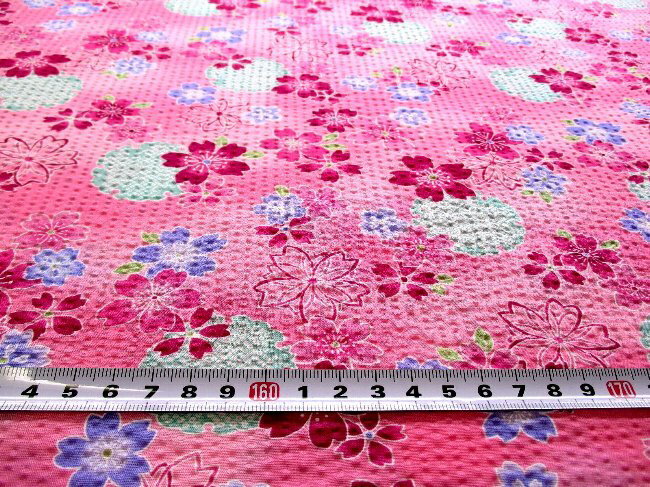 ★残りわずかです（廃番になりました） リップル生地 （ サッカー生地 ) 桜柄 （ ピンク系 ) 生地幅－約108cm（ 綿100％ ） （ リップル 布 浴衣 ゆかた 甚平 ジンベイ じんべえ パジャマ 夏素材 ベビー さくら サクラ 和柄 花柄 フラワー )