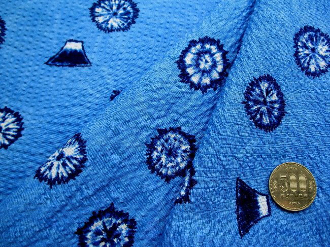 リップル生地 （ サッカー生地 ) 富士山としぼり柄 （ ブルー系 ) 生地幅－約108cm（ 綿100％ ） （ リップル 布 浴衣 ゆかた 甚平 ジンベイ じんべえ パジャマ 夏素材 ベビー ふじさん フジヤマ 山 和柄 )