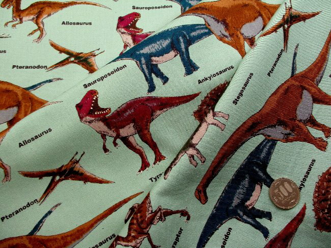 プリント生地 布 恐竜図鑑（ グリーン系 ) ツイル （ オックスより厚手の生地です ）（ 綿100％ ）生地幅−約108cm （ 恐竜生地 恐竜 生地 きょうりゅう サウルス トリケラトプス ティラノザウルス 動物 生き物 カッコイイ 青緑 )