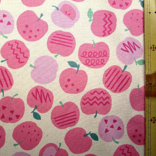 プリント生地 布 リンゴ畑 （ 生成地にピンク 系 ) オックス（ 綿100％ ）生地幅−約110cm （ リンゴ畑生地 リンゴ畑 生地 リンゴ りんご くだもの アップル リンゴ柄 かわいい キュート おしゃれ 男の子 女の子 )