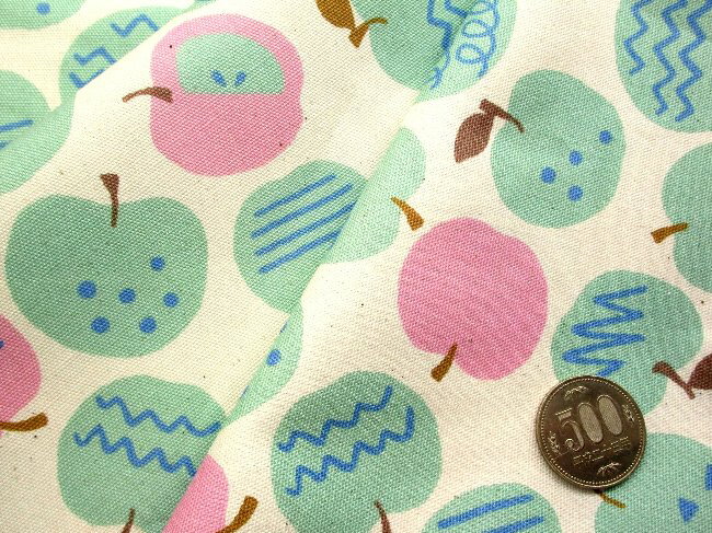 プリント生地 布 リンゴ畑 （ 生成地にグリーン 系 ) オックス（ 綿100％ ）生地幅−約110cm （ リンゴ畑生地 リンゴ畑 生地 リンゴ りんご くだもの アップル リンゴ柄 かわいい キュート おしゃれ 男の子 女の子 )