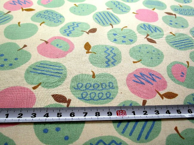 プリント生地 布 リンゴ畑 （ 生成地にグリーン 系 ) オックス（ 綿100％ ）生地幅−約110cm （ リンゴ畑生地 リンゴ畑 生地 リンゴ りんご くだもの アップル リンゴ柄 かわいい キュート おしゃれ 男の子 女の子 )