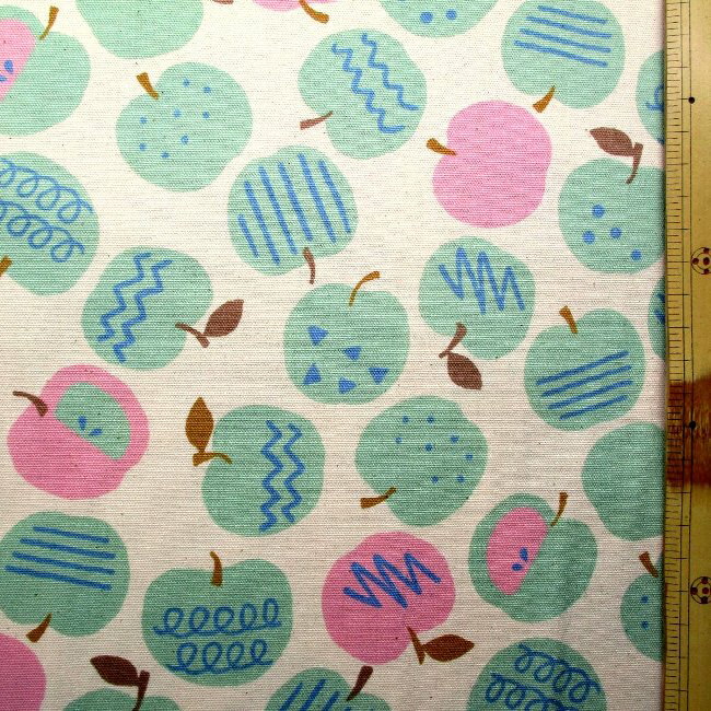 プリント生地 布 リンゴ畑 （ 生成地にグリーン 系 ) オックス（ 綿100％ ）生地幅−約110cm （ リンゴ畑生地 リンゴ畑 生地 リンゴ りんご くだもの アップル リンゴ柄 かわいい キュート おしゃれ 男の子 女の子 )