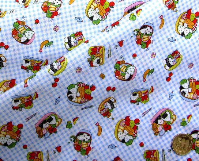 プリント生地 布 ピクニックでお弁当（ ブルー系 ) 　 シーチング（ 綿100％ ）生地幅−約110cm （ おむすび おにぎり お弁当 おべんとう ランチ おしゃれ かわいい 男の子 女の子入園 入学 スマイル タイム )