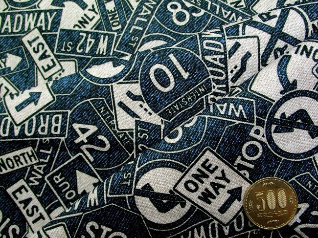 プリント生地 ワンウェイ ストップ（ 紺系 ) オックス（綿100％）生地幅－約108cm （ 標識 ひょうしき めじるし 矢印 やじるし 車 乗り物 かわいい おしゃれ 男の子 女の子 子供 入園 入学 )