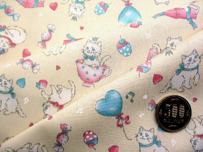 プリント生地 猫のおくりもの（ ベージュ系 ) オックス（綿100％）生地幅－約108cm （ ねこ ネコ キャット 動物 アニマル ハート 風船 かわいい おしゃれ 男の子 女の子 子供 入園 入学 )