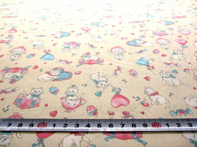 プリント生地 猫のおくりもの（ ベージュ系 ) オックス（綿100％）生地幅－約108cm （ ねこ ネコ キャット 動物 アニマル ハート 風船 かわいい おしゃれ 男の子 女の子 子供 入園 入学 )