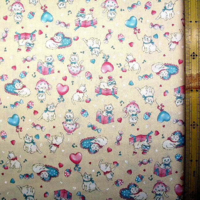 プリント生地 猫のおくりもの（ ベージュ系 ) オックス（綿100％）生地幅－約108cm （ ねこ ネコ キャット 動物 アニマル ハート 風船 かわいい おしゃれ 男の子 女の子 子供 入園 入学 )