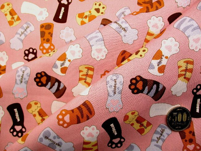 ＜★廃番のため残りわずかとなりました＞ プリント生地 布 キャット ハンド（ ピンク系 ) オックス（ 綿100％ ）生地幅−約108cm （ ネコ 猫 ねこ 猫の手 シマ ブチ キュート 肉球 かわいい おしゃれ 男の子 女の子 子供 入園 入学 )
