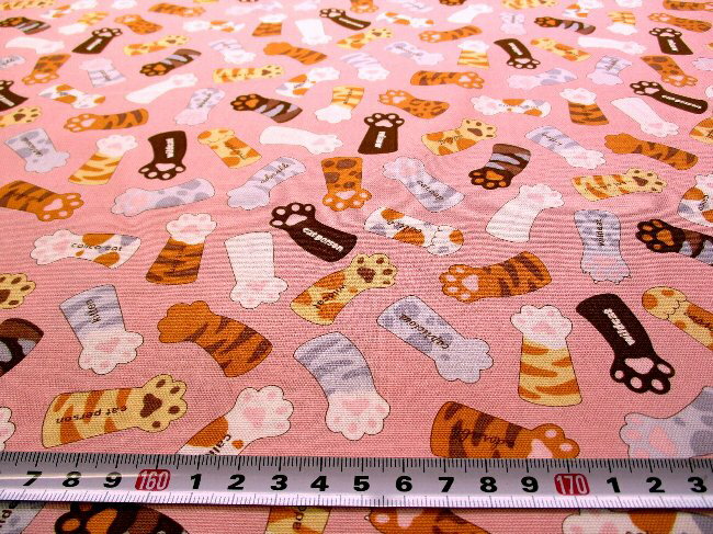 ＜★廃番のため残りわずかとなりました＞ プリント生地 布 キャット ハンド（ ピンク系 ) オックス（ 綿100％ ）生地幅−約108cm （ ネコ 猫 ねこ 猫の手 シマ ブチ キュート 肉球 かわいい おしゃれ 男の子 女の子 子供 入園 入学 )