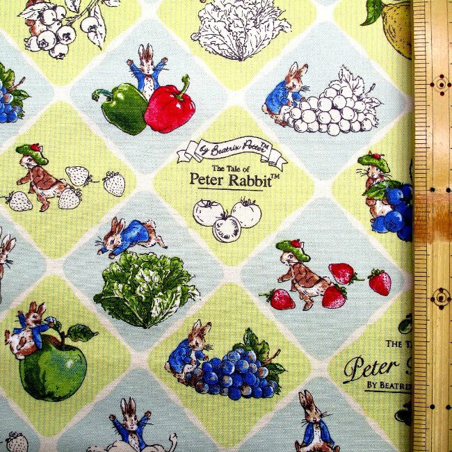 ★残りわずかです（廃番になりました） キャラクター 生地 ピーターラビット（ フルーツ＆ベジ ータイルー ) （ グリーン系 ) 柄番号10 オックス（ 綿100％ ） 生地幅−約110cm （ ピーターうさぎ ピーターラビット )