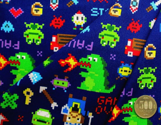 ＜★廃番のため残りわずかとなりました＞ プリント生地 ブロック風ゲームワールド （ 紺系 ) オックス（ 綿100％ ）生地幅－約108cm （ ゲーム 恐竜 怪獣 車 乗り物 ロボット レゴ ドット絵風 マイクラ風 ネイビー カッコイイ )