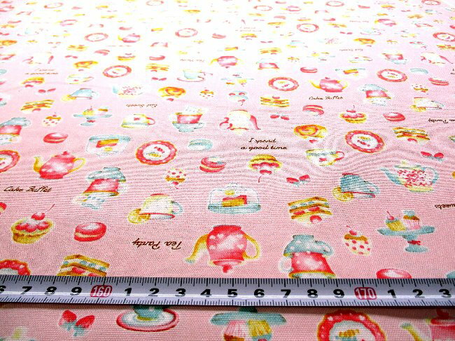 プリント生地 布 ティー パーティー（ ピンク系 ) オックス（ 綿100％ ）生地幅－約108cm （ ケーキ カップケーキ マカロン ロールケーキ スイーツ スウィーツ フルーツ 果物 キュート ティカップ かわいい おしゃれ 女の子柄 子供 入園 入学 )