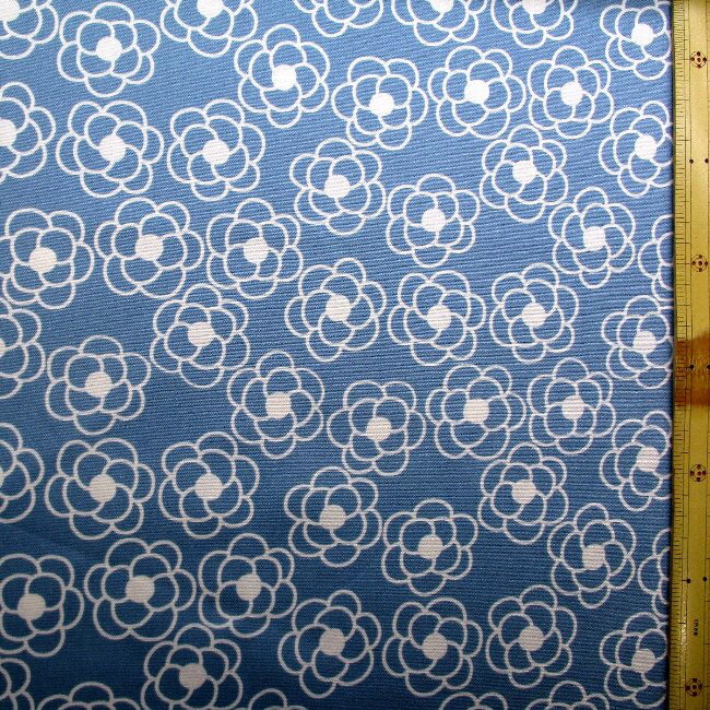 プリント生地 カメリア（ ラテブルー系 ) オックス（綿100％）生地幅－約108cm （ カメリア フラワー フラワー柄 花 花柄 デイジー柄 モノトーン かわいい おしゃれ 女の子 子供 入園 入学 )