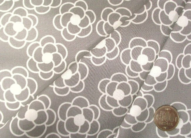 プリント生地 カメリア（ グレー系 ) オックス（綿100％）生地幅－約108cm （ カメリア フラワー フラワー柄 花 花柄 デイジー柄 モノトーン かわいい おしゃれ 女の子 子供 入園 入学 )