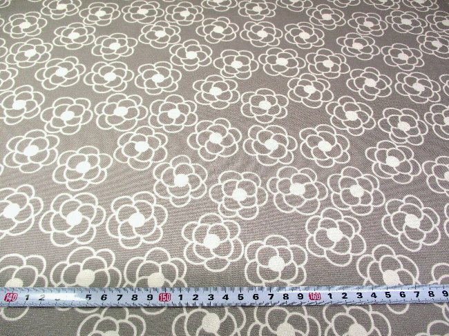 プリント生地 カメリア（ グレー系 ) オックス（綿100％）生地幅－約108cm （ カメリア フラワー フラワー柄 花 花柄 デイジー柄 モノトーン かわいい おしゃれ 女の子 子供 入園 入学 )