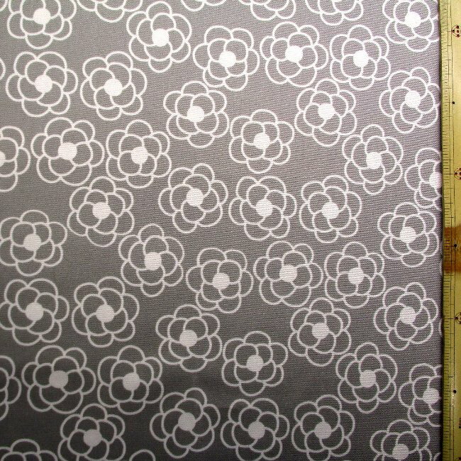 プリント生地 カメリア（ グレー系 ) オックス（綿100％）生地幅－約108cm （ カメリア フラワー フラワー柄 花 花柄 デイジー柄 モノトーン かわいい おしゃれ 女の子 子供 入園 入学 )