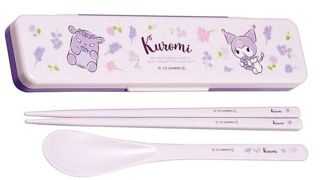 ＜通園や遠足などに最適な子供用のランチグッズです！＞ ★持ち運びの際に カチャカチャ音が鳴りにくい！ ★通園や遠足などに最適な子供用のランチグッズです ●サイズ　ケース・約47×188×18mm 　長さ　スプーン・約180mm 　長さ　お箸・約180mm ●銀イオン配合の抗菌仕様 ●食洗機、乾燥機対応 ●箸の先端にはすべり止め加工付き ●ケースフタにシリコンクッションが付いていて、「カチャカチャ」という音がしにくい。 ●ケースフタのツマミが大きくて開けやすい ●MADE IN JAPAN ●品質表示（耐熱温度） 　フタ：AS樹脂 (耐熱温度/100度) 　本体・スプーン：ABS樹脂 (耐熱温度/100度) 　箸：メタクリル樹脂 (耐熱温度/100度) 　クッション/シリコーンゴム (耐熱温度/140度) ★お弁当袋（手作りの完成品）も販売中です！