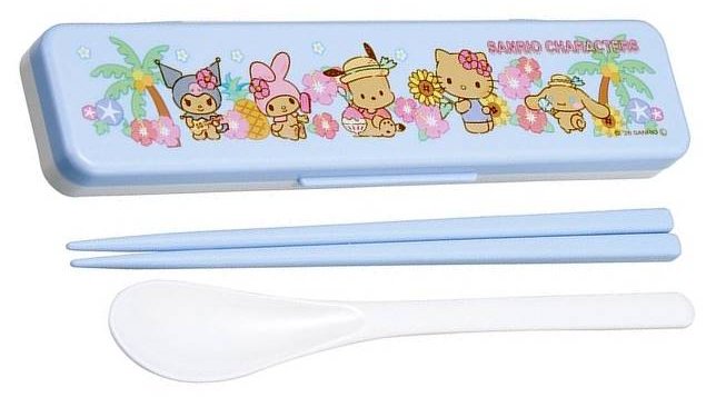 ＜通園や遠足などに最適な子供用のランチグッズです！＞ ★持ち運びの際に カチャカチャ音が鳴りにくい！ ★通園や遠足などに最適な子供用のランチグッズです ●サイズ　ケース・約47×188×18mm 　長さ　スプーン・約180mm 　長さ　お箸・約180mm ●食洗機、乾燥機対応 ●箸の先端にはすべり止め加工付き ●ケースフタにシリコンクッションが付いていて、「カチャカチャ」という音がしにくい。 ●ケースフタのツマミが大きくて開けやすい ●MADE IN JAPAN ●素材・成分： フタ/AS樹脂 (耐熱温度/100度) 本体・スプーン/ABS樹脂 (耐熱温度/100度) 箸/メタクリル樹脂 (耐熱温度/100度) クッション/シリコーンゴム (耐熱温度/140度) ★お弁当袋（手作りの完成品）も販売中です！ サンリオ・キャラクターズ 　