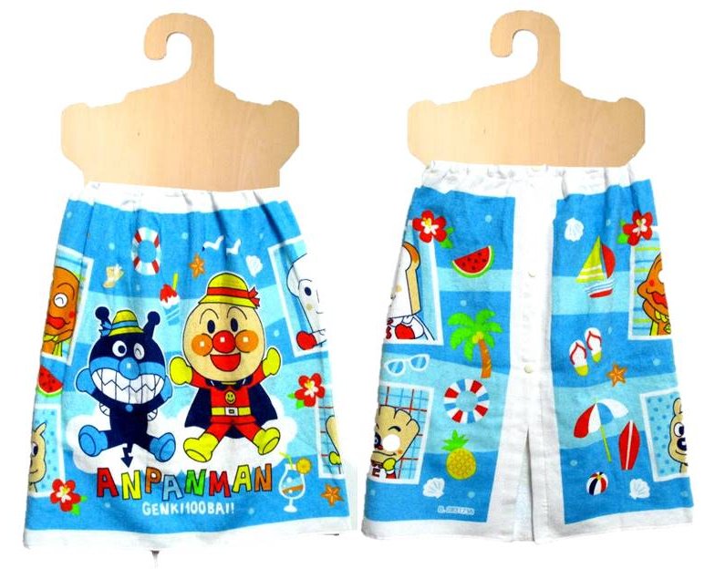 ＜着替えるときにくるっと巻いて！日よけマントやお風呂あがりにも！＞ ●サイズ　約60×110cm（ゴム入り） ●素材　綿100％　顔料プリント ●裾裏側にお名前タグ付き ■MADE IN CHINA ◆タオルですのでギャザー部分が少し剥げたようになっている場合がありますのでご了承ください。 ★1個のみ、メール便(ゆうパケット)で発送可能です。 アンパンマン 　