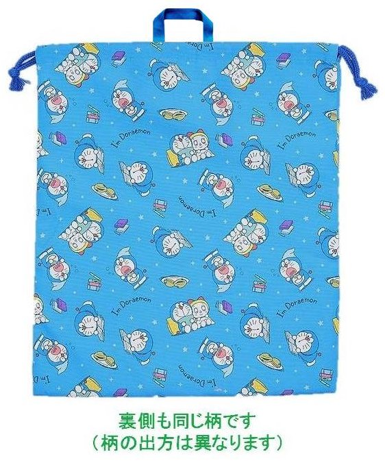 ★この商品は著作権に基づいて作られた完成品（既製品）です。（当店の手作りではありません。） サイズがありますので、よくお確かめください。 ●サイズ　約38.5cm×34cm　　 ■衣類やシューズをたっぷり収納！ ●両絞りタイプ・持ち手付き ●内側に名前が書けるタグ付き！ ●柄の出方は商品によって多少異なりますのでご了承ください。 ●ポリエステル 100％ ●MADE IN CHINA ドラえもん