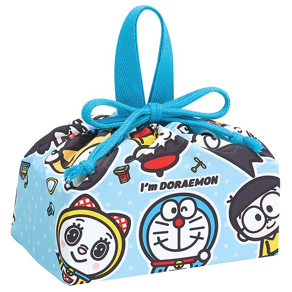 ★この商品は著作権に基づいて作られた完成品（既製品）です。（当店の手作りではありません。） サイズがありますので、よくお確かめください。 ●お弁当袋向き ●両絞りタイプ・持ち手付き ●素材　ポリエステル100％ ●MADE IN JAPAN ドラえもん
