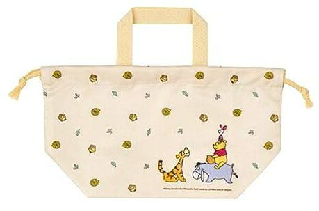 ★この商品は著作権に基づいて作られた完成品（既製品）です。（当店の手作りではありません。） サイズがありますので、よくお確かめください。 ●サイズ　約16.5cm×29cm×マチ12cm （弁当袋向き） ●両絞りタイプ ●ポリエステル100% ●MADE IN JAPAN くまのプーさん