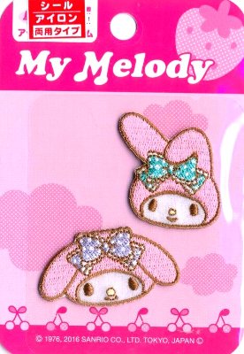 ＜今も昔も、キャラクターは人気絶大です！＞ ★サイズがありますので、ご確認ください。※台紙やパッケージは随時変わることがあります ●大きさ　縦×横　約3．5cm×3cm、約2cm×4．5cm 　各1枚入り ＜ご注意＞★アイロン接着ワッペンは、裏の説明書通りの温度（方法）で接着すれば 剥がれることはありませんが、説明書以下の低温度で接着された場合は剥がれてくることがあります。 その場合は縫い付けて止めていただくしか方法がありません。 必ず裏の説明書通りの温度（方法）で接着するようにしてください。 　　　 アイロン接着＋シール 　 ワッペン・アップリケ・ネームテープ・ひざあて各種”　超大量にあります！
