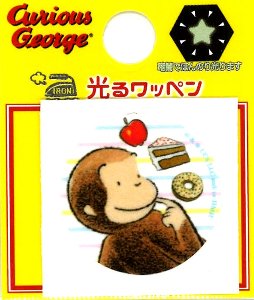 キャラクター 光るワッペン キュリアスジョージ ( おさるのジョージ ) ( スイーツ ) ( サイズ 約2.5×2.5cm 1枚入り ) ( キャラクターワッペン アップリケ アイロン 刺繍 かわいい おしゃれ マーク キッズ 子供 こども )