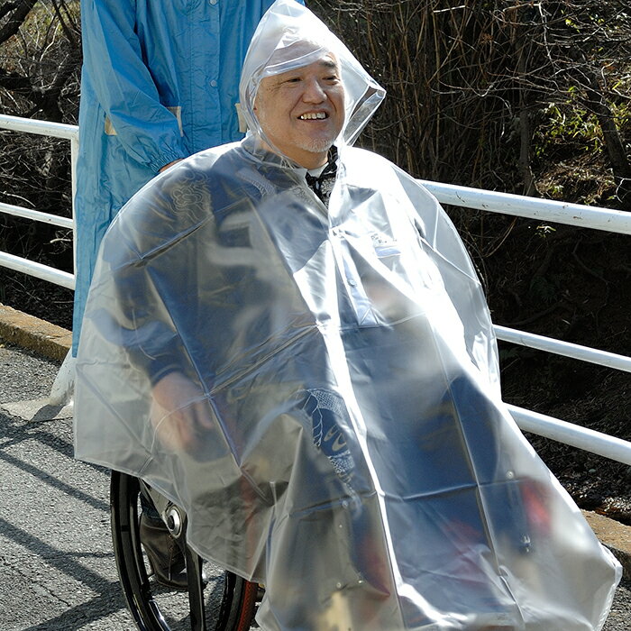 雨の中、車椅子で移動することを最優先に考えています。 長さはご希望の長さに切ってご使用頂けます！ 仕様 カラー：クリア/ 胸部分・背中部分ロゴ　グレー サイズ・軽さ：S・約520g/ M・約560g/ L・約620g/XL・約960g 使用方法 ピロレーシング車椅子レインコートは、 雨が降った時の車椅子のこぎやすさ、脱ぎ着しやすさを考え、生地が厚く、しっかりした作りになっています。 生地が柔らかいと、ハンドリムと手の間に生地が入り込み、車椅子がこぎにくく身体にまとわりつき、タイヤへの巻き込みの危険性が増します。 大きさと生地の厚さは、雨の車椅子移動には必要不可欠なのです！ 雨水などがついたとき、濡れずに畳める方法は、脱ぐ時に裏返しに脱ぐと、雨水が内側となり、膝の上で畳んでも濡れにくくなります。 ヤマハ簡易電動車椅子やWHILL（ウィル）電動車椅子をご使用の方は、後ろのバッテリーを考慮し、Lサイズをご自身のご希望の長さに前部分を切ったり、XLサイズを全周ご自身のご希望の長さに切ってご使用ください。 収納方法は生活スタイルによって違いますが、車椅子下のアンダーネットは車椅子で生活していて邪魔にならず、すぐに取り出せておすすめの収納場所です。 車椅子レインコートの収納場所に最適な車椅子アンダーネットをご利用いただくと便利です。 「マグネットをマジックテープに変更」や「前部分ゴム入れ」など、選択肢を追加の場合は受注生産の為、1ヶ月前後のお時間を頂いております。 使用上の注意 ・高熱に弱いので、タバコ、ストーブ、焚き火などのはご注意ください。 ・車輪に引っかかっていないか注意して使用してください。 ・　前開きの止まり部分は危険回避の為に弱くなっています。力が掛ると破け易くなっています。 ・ペースメーカーをご使用のお客様は、マグネットを使用しておりますので、ご使用をお控えください。 生産国 日本製 その他 【意匠登録番号】第1309991号 ピロレーシングはパラを応援、車いす利用全選手に車いす用レインコートを無償提供しています。 ピロレーシング 車椅子用レインコート [ こんな人にオススメ ] 車椅子 車いす 車イス クルマイス 電動車椅子 簡易電動車椅子 電動アシスト車椅子 ティルトリクライニング リクライニング 脊髄損傷 脊椎損傷 脊損 せきそん セキソン 頸椎損傷 頚椎損傷 頸髄損傷 頚髄損傷 頚損 頸損 けいそん ケイソン 四肢麻痺 肢体不自由 上肢機能障害 下肢機能障害 発達障害 ALS お尻 おしり 褥瘡 じょくそう 床ずれ とこずれ エクスジェル 加地 アウルクッション アウルアクティブ ロホ ロホクッション 空気 J2 J3 ジェル ゲル スリムライン ヴァリライト ウレタン クッション マット 一覧 おすすめ オットーボック ゼニート ZENIT ペルモビール スマートドライブ タイライト TiLite オーエックス OX ミキ FORCE ニック 日進医療器 カタログ 川村義肢 パシフィックサプライ アビリティーズ ティグ TIG チタン カーボン サンライズメディカル クイッキー 松永製作所 パンテーラ 766 橋本エンジニアリング WHILL whill ウィル モルテン Wheely ヤマハ 転倒防止 さいとう工房 うだがわ工房 幸和製作所 今仙 カワムラ カワムラサイクル アズワン 大人 子供 男性 女性 兼用 大人用 子供用 高齢者 歩行器 松葉杖 片麻痺 身体障害者 障がい者 障害者 福祉 クッキー 介護 椅子 ベッド ヘルパー 看護 介護用品 ケアマネージャー ケアマネ 自立 自走式 自走 手動 電動 バッテリー バック タイヤ ベルト 福祉用具 歩行支援 医療 ユニバーサル 国際福祉機器展 HCR 国立障害者リハビリセンター 国リハ 神奈川リハ 神奈川総合リハビリセンター 作業療法士 理学療法士 伊東重度障害者センター 村山医療センター 兵庫リハ 初台リハ 名古屋リハ なごや福祉用具プラザ 西広島リハ 新潟リハ 別府重度障害者センター 職業訓練 総合せき損センター リハビリ リハビリテーション OT PT C2 C3C4 C5 C6 C7 C8 T1 T2 T3 T4 T5 T6 T7 T8 T9 T10 T11 L1 L2 S2 S3 S4 S5 病院 病気 入院 人工呼吸器 胃ろう 子連れ 自転車 ベビーカー 歩行器 シニアカー シニアカート スロープ [ どんな商品を探している人におすすめですか？ ] 雨 あめ 雨の日の車椅子移動 タイヤカバー 雨具 雨よけ カバー 雨に強い 梅雨 台風 突然の雨 ゲリラ豪雨 ゲリラ雷雨 大きいサイズ 幅 サイズ 透明 お洒落 オシャレ おしゃれ かっこいい ファッション iPad iPhone タブレット タッチパネル スマホ 簡単 操作 楽 RAKU らくらく 脱ぎ着 折り畳み 折りたたみ 折り畳み式 折りたたみ式 持ち運び 収納 軽量 ポンチョ レインコート レインウェア レインポンチョ カッパ 雨ガッパ 雨合羽 車椅子カバー 傘 傘スタンド さすべえ アクティブ リハビリ 外出 外泊 移動 仕事 電車 車 運転 介護タクシー 通院 車に乗せる 障害者マーク 障害者手帳 バス 飛行機 お出かけ 出かける 通院 観戦 スポーツ車椅子 パラリンピック 車椅子ラグビー 車いすテニス 車いすマラソン 車椅子バスケット 車椅子バスケ チェアスキー 車いすカーリング 車いすフェンシング ボッチャ 障がい者スポーツ サッカー 野球 メジャーリーグ 大谷翔平 モータースポーツ ファン 応援 F1 鈴鹿サーキット 旅行用 旅行 観光 国内旅行 海外旅行 ディズニーランド ディズニーシー ディズニー プレゼント ギフト グッズ 贈り物 退院祝い 父の日 母の日 誕生日 成人祝い バレンタイン ホワイトデー 卒業式 クリスマス 誕生日 ADL 日常生活動作 防水カバー 防水 撥水 はっ水 ゴアテックス [ 商品関連キーワード ] ピロレーシング レインコート おしゃれ 雨 雨対策 送料無料 サイズ交換無料サービス商品