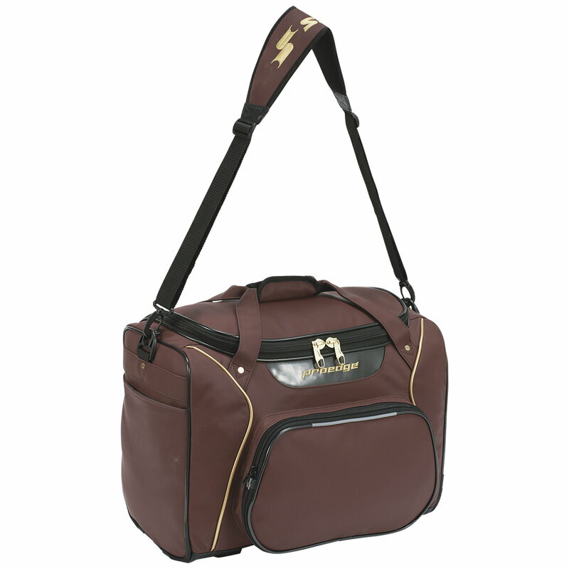 proedgeシリーズのショルダーバッグ。 本体収納45Lに加え、外側にもポケット収納が付いた大容量バッグ。 前ポケットは脱着式のため、チーム名や学校名などの刺繍が可能です。 チームカラーに合わせて選べる4色展開。 バッグの内側にはproe...