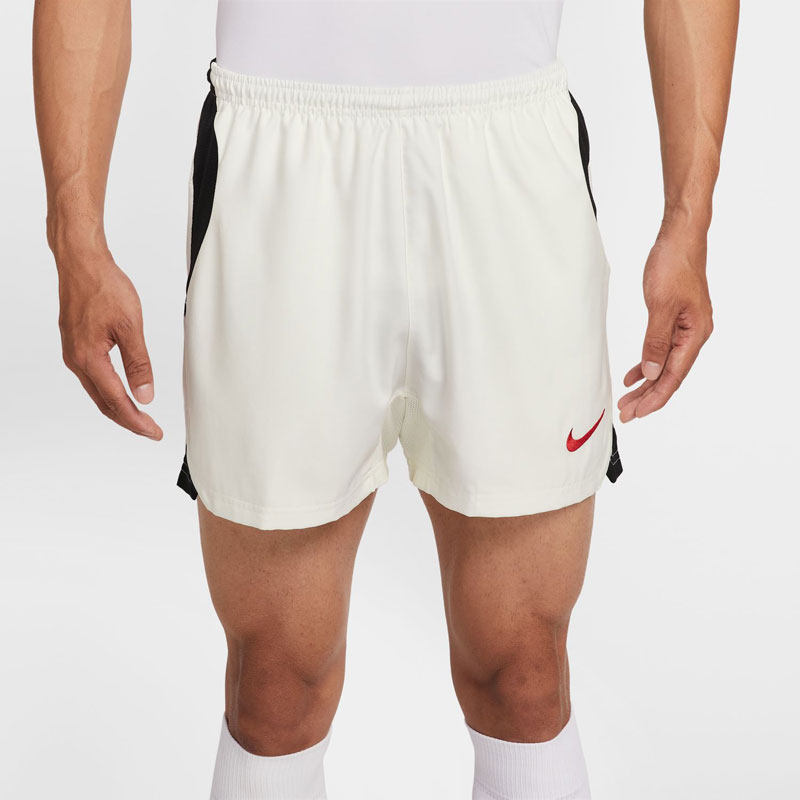 Nikeのトータル 90の伝統を称えるサッカーショートパンツ。 伸縮性と速乾性に優れたDri-FIT素材が涼しく快適な状態をキープ。 フィールドの中でも外でも大胆でレトロなスタイルを演出します。 対象：メンズ・ユニセックス 素材：本体:ポリエステル 86% ポリウレタン 14% 生産国：カンボジア製 カラー：(133)セイル/ブラック/(ジムレッド) カラー違いはこちら！