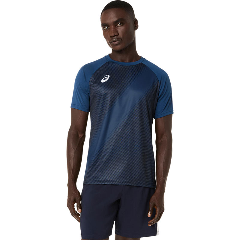 サッカーの動きに追従するよう、衣服の無駄なゆとりを無くしたパターンを採用。 コンセプトであるジャポニズムの昇華グラフィックを採用し、廃棄物と二酸化炭素の排出を削減するために主要素材の50%以上に優れた吸汗速乾性を追求したリサイクル素材を採用。 生産国:China カラー:(400)ミッドナイト