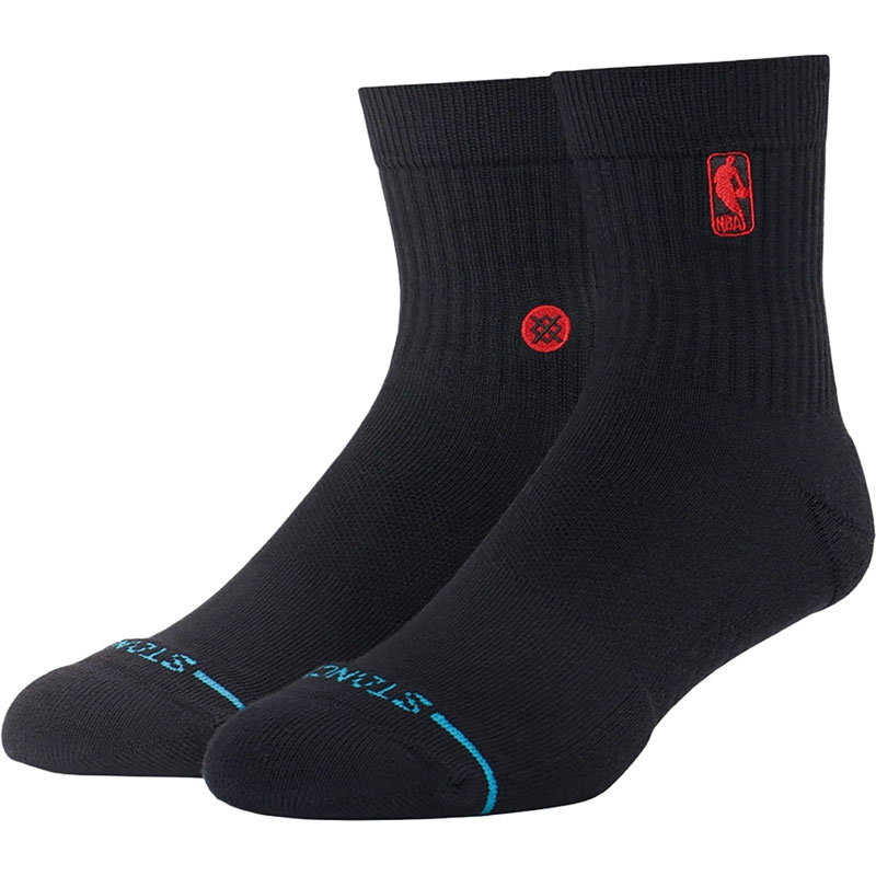 NBA公式ロゴの刺繍をアクセントに、シンプルで洗練されたデザインが支持される「LOGOMAN」は、上質なコームドコットンを使用し、通気性が良く柔らかで滑らかな肌触りを実現。 シームレスなつま先やアーチサポート、トラブルの多いかかとを優しく包み込む立体設計など快適な履き心地を体感いただけます。 デイリーからアクティブシーンまで活躍するクォーター丈モデルです。 素材・材質:コームドコットンブレンド(コットン77%、ポリエステル16%、ナイロン4%、ポリウレタン3％) 原産国:中国 サイズチャート:L:25.5-29.0cm カラー:BLRBLACK/RED 性別:ユニセックス