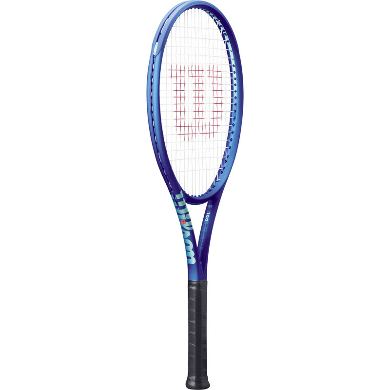 Wilsonのパワー系ラケットとして高い人気を誇るULTRAシリーズ。 フレーム設計、カーボン構造等に改良を加え、前作同様のパワーと球持ち感の良さを維持。 一方でフレームのしなりを強くすることで回転、コントロールもしやすくアップデート。 圧倒的パワーでポイントを支配したいプレーヤーにぴったりな1本。 素材：BLX+ハイ・パフォーマンス・カーボン・ファイバー 仕様その他：フレーム長さ:27インチ●フレーム厚さ:24.0/26.5/24.5mm●推奨(適正)テンション:50-60(50-60)●フレーム面積:100●バランス:32.0cm●ストリング・パターン:16×19 生産国：中国製