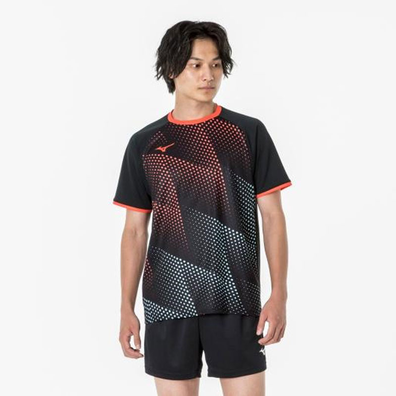 グラフィカルデザインで大会・練習で目をひくゲームシャツです。 【サイズ】XS、S、M、L、XL、2XL 【素材】ポリエステル100％ 【原産国】中国製 【発売シーズン】09) 2023年春夏 14) 2023年春夏 57) 2023年春夏 スタンダードフィット 最もスタンダードなシルエット。 吸汗速乾性が優れていることを示し、汗を素早く吸収、拡散、ウエア内を快適な状態に保ちます。 日本卓球協会公認商品 ■カラー：09ブラック