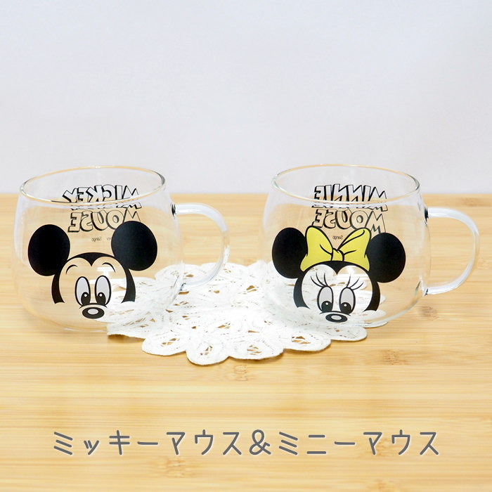 　　 　※ラッピングについて、詳しくはこちら 　▼商品名▼ 　Disney 耐熱ガラス アイマグ ペアセット 　▼商品説明▼ 　キャラクターたちにじ〜っと見つめられているような、 　目力の強い耐熱ガラスマグのペアセットです。 　熱湯用耐熱ガラス製で温かい飲み物から冷たいものまで、 　1年中大活躍のアイテムです。電子レンジの使用もOKです。 　大好きなキャラクターたちと見つめ合っての、ほんわか楽しい 　ティータイムをお楽しみください。 　ころんとしたフォルムも可愛く、飲み物だけでなくサラダや 　デザートを盛り付けても素敵です。 　二人で使うとさらに楽しい！会話の弾むガラスマグです。 　ボックス入りなのでプレゼントにもおすすめです。 　※ご注意 　素材感や色合いの表現には環境により異なる場合があります。 　予めご了承ください。★ Disney 耐熱ガラス・アイマグ ペアセット ミッキーマウス＆ミニーマウス ★ 温かい飲み物もOKの耐熱ガラスマグ ・Spec 商品名 　Disney 耐熱ガラス アイマグ ペアセット 素材 　耐熱ガラス（原産国：中国製、日本絵付加工） サイズ 　φ約9.5cm×約12cm×h約7.5cm 　容量（満水）：約420ml 　重さ：約125g 備考 　電子レンジでの使用可 　※食器洗浄機、食器乾燥機での使用はしないでください。 詳しくはこちら