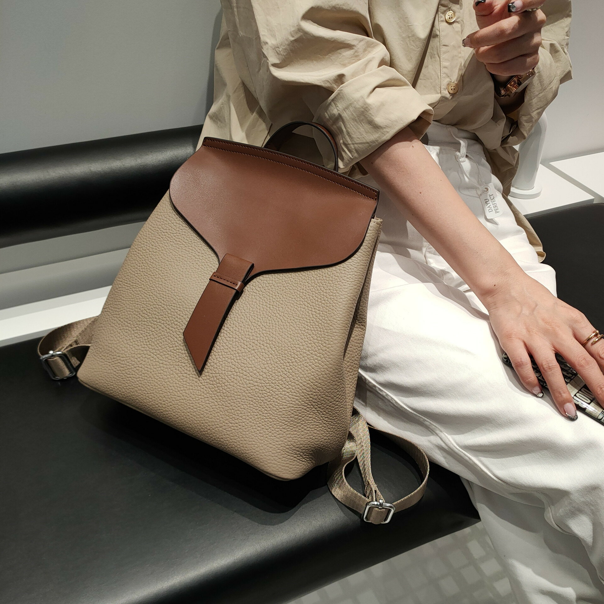 本革 リュック レディース 牛革 バッグ レザー コンパクトリュック 大人 小さめ おしゃれ バック 通勤 革 軽い 柔らかい かばん ビジネスリュック 大容量 女性 リュックサック 通学 軽量 軽い 30代 40代 50代 誕生日 プレゼント ギフト 母の日