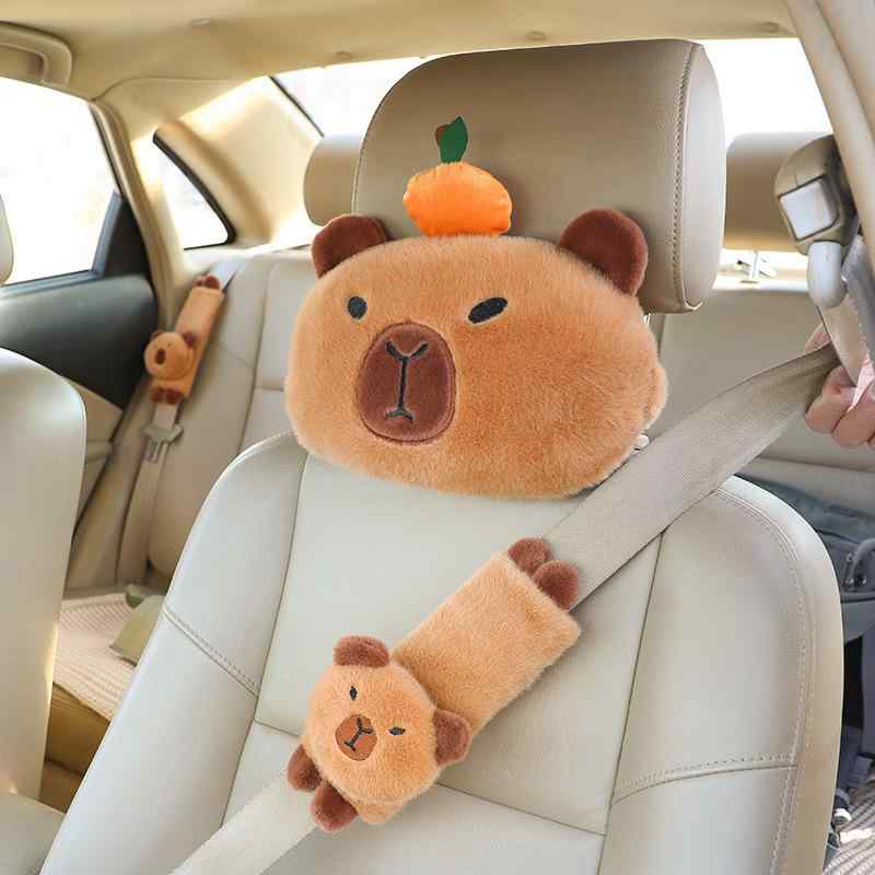 車枕 カピバラ ぬいぐるみ 肩パッド ネックピロー ヘッドレストカバー 車内装飾 かわいい カートゥーン風 ふわふわ 人造毛 合成繊維 オ