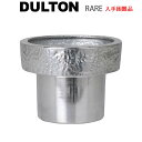 観葉植物 多肉植物 ポットカバー メタル インテリア商品番号：dltn3046メタルポットカバー XS METAL POT COVER XS 明るい窓際の陽の光も、ぼんやりとほの明るい照明の灯りも味方にする、色っぽいメタリックなポットカバー。彼女のポイントは、底穴が無い事と、サイズ展開が豊富な事。つまり、使用用途がぐんと広がるのです。植物はもちろん、ペンスタンドからカトラリーホルダー、ボトルクーラーにまで。 ダルトン好きにはたまらない！メーカーでも入手困難なレアアイテムを取り揃えております。ここでしか買えない商品を是非ご覧ください♪↓↓↓他にも豊富にダルトンの商品を取り扱っております。探していた商品が見つかるかも！？↓↓↓あちこちに連れ回したい、放っておけない魅力商品詳細 品名メタルポットカバー XSサイズ高さ：130mm直径：175mm材質アルミニウム生産国インドイメージあちこちに連れ回したい、放っておけない魅力キャッチコピー『RARE レア商品』今やメーカーからも入手困難なレア商品！当店で独占販売だ！必需品というものではないが、ダルトンならではの癖のきつい商品がRARE DOULTONラインナップにはたくさんあります。関連観葉植物 多肉植物 ポットカバー メタル インテリア