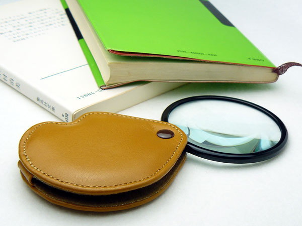 携帯用ルーペ 日本製 3倍 65mm おしゃれ 本革ボディ ガラスレンズ 軽量 軽い コンパクト スライド収納 ..