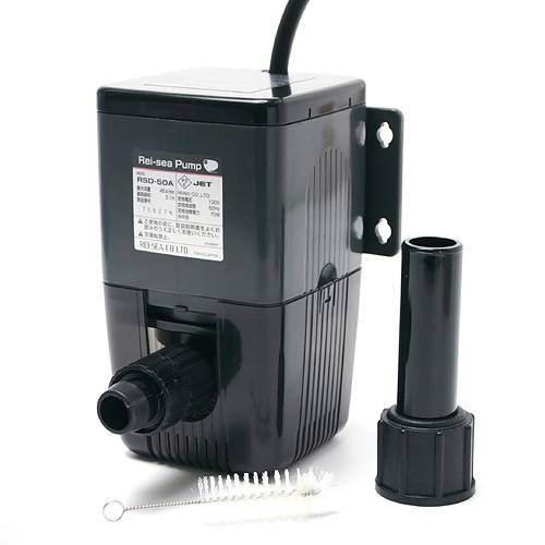 設置場所を選ばない水陸両用！ 50Hz　レイシー水陸両用ポンプ　RSD−50A　流量45リットル／分（東日本用） 適合水槽 淡水、海水両用 特長 ●設置場所を選ばない水陸両用ポンプです。●モータ部は樹脂で完全にモールドしてあります。●主要パーツは樹脂とセラミックで、淡水、海水を問わず使用可能です。●水槽外はもちろん、水中使用も可能です。●低騒音、低振動、低発熱設計です。●ポンプ部の分解、組み立ては、工具不要のワンタッチ方式で簡単に行えます。●吸込／吐出の接続は市販のビニールホース（内径19mm）でOKです。●吐出方向は360°自由に変えられます（フィルターカバー装着時は90°ごとの4方向となります）。●ユニオン継ぎ手（20A）が付属します。ホース口を取り外せば、別売のユニオン継手（16A）が接続でき、本格的塩ビ配管が可能です。 数量 1台 仕様 ・形式：RSD—50・電源：AC100V50Hz・最大流量：45L／min・最高揚程：3．1m・揚水温度：0〜40℃・ホース口径：内径19mm・取り付け配管口径：塩ビパイプ16A ご使用方法 ●吐出方向を変えるときは、ケーシングストッパをはずしてから行なってください。 ご注意 ※本品は観賞魚用品です。目的以外の用途では使用しないでください。 検索用キーワードアクアリウム用品　アクア用品　ポンプ　水陸両用ポンプ　レイシー　レイシー水陸両用ポンプ　RSD—50A　50Hz　東日本用　水陸両用　gynmd52　sfset　_aqua　kmwr_aqa_suiriku_pomp　4997730001413　opa2_none　株式会社イワキ　REI-SEA　RSD50A　水槽　水槽用品　RSD型　レーシー　ワンタッチ方式
