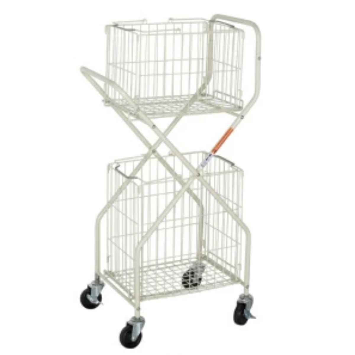 【商品情報】アメリカを中心に欧米のランドリー、オフィスでの書類移動時などに使われているトロリーです。一般家庭、一人暮らしのお部屋でも使い易いサイズなので、お買い物時や荷物を運ぶ時などにご使用いただけます。洋服はもちろんのこと、洗面周りやキッ...