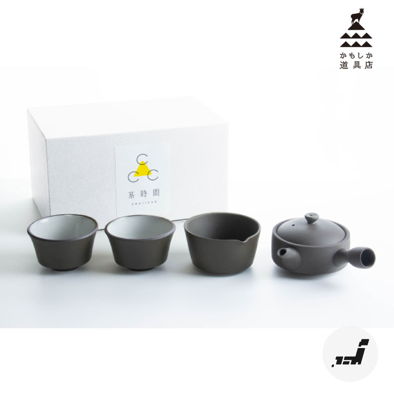 【商品詳細】●茶器・茶葉・茶菓子はそれぞれが日常で紡がれてきた日本の大切な生活文化です。●その3つの関係を結び直しこれからの新しいお茶の時間を提案します。【商品説明】●セット内容：急須×1　煎茶碗×2　湯さまし×1●素材：萬古焼（陶器）●サイズ：●急須：w12（注ぎ口含む）×W14（取っ手含む）×H6.5cm●煎茶碗：Φ9cm×H5cm●湯さまし：Φ10cm×H5.5cm【キーワード|かもしか道具店 茶時間 お茶 ティータイム 日本 国産 おしゃれ シンプル プレゼント ギフト 贈り物 父の日 母の日】関連商品かもしか道具店 茶時間 急須 直 100セット or-60-1984日...かもしか道具店 茶時間 急須 直 150 or-60-1980日本製 ...かもしか道具店 茶時間 急須 直 100 or-60-1981...8,360円5,500円4,950円かもしか道具店 茶時間 湯さまし 直 or-60-1982...かもしか道具店 茶時間 煎茶碗 直 or-60-1983...かもしか道具店 しぼり出し急須プレゼント ギフト 贈り物 日本製 国産...1,760円1,650円8,520円アサヒ CB540 食楽工房 茶壺 料理 食卓 食器 カトラリー コッ...ヤマコー おでかけ 茶器セット 黒 82019...ヤマコー 茶器茶喜 お抹茶 セット7,730円7,120円8,580円