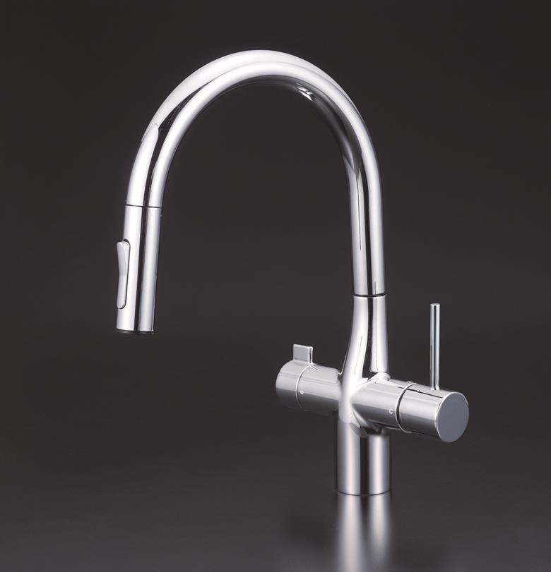 【商品情報】●ビルトイン浄水器用シングルシャワー付混合栓。●水栓本体のみ。●タンブラー式のボタン切替によりストレート吐水とシャワー吐水の切替が簡単にできます。●コンパクトなシャワーヘッドは引き出しができ、広いシンクの掃除も楽にできます。●節水効果のあるシャワーは、きめが細かく、水ハネが少ない、食器洗いに最適なシャワーです。●中央部からのシャワー吐水を外周部からの吐水で束ね、ストレート吐水にしています。●本体左側の浄水レバーを上げると浄水が出ます。【商品仕様】●接続ねじ系：G1/2●取付穴径：Φ35?39●取付板厚：30MAX●取付工具：KPS957B●箱サイズ：L=823mm、W=405mm、H=90mm●仕様：吐水口回転規制160°、逆止弁付、eレバー水栓関連商品水栓 シングル混合栓 サクラ マットホワイト KM7061LM4K1 ...水栓 流し台用シングルレバー式シャワー付混合栓 (センサー付) (撥水...水栓 シングルシャワー付混合栓 (センサー付) 電池 KM6111DE...123,800円124,100円124,200円水栓 浄水器混合栓 グース eレバー KM6081V11EC KVK...水栓 シングル混合栓 サクラ マットホワイト KM7051LM4K1 ...水栓 寒冷地対応 センサー付グースネック混合栓 eレバー KM6071...127,700円119,800円129,600円水栓 浄水器シャワー付混合栓 eレバー KM6121EC KVK...水栓 流し台用シングルレバー式シャワー付混合栓 (センサー付) (撥水...水栓 シングルシャワー付混合栓 (センサー付) 電池 KM6071DE...129,200円129,100円119,200円
