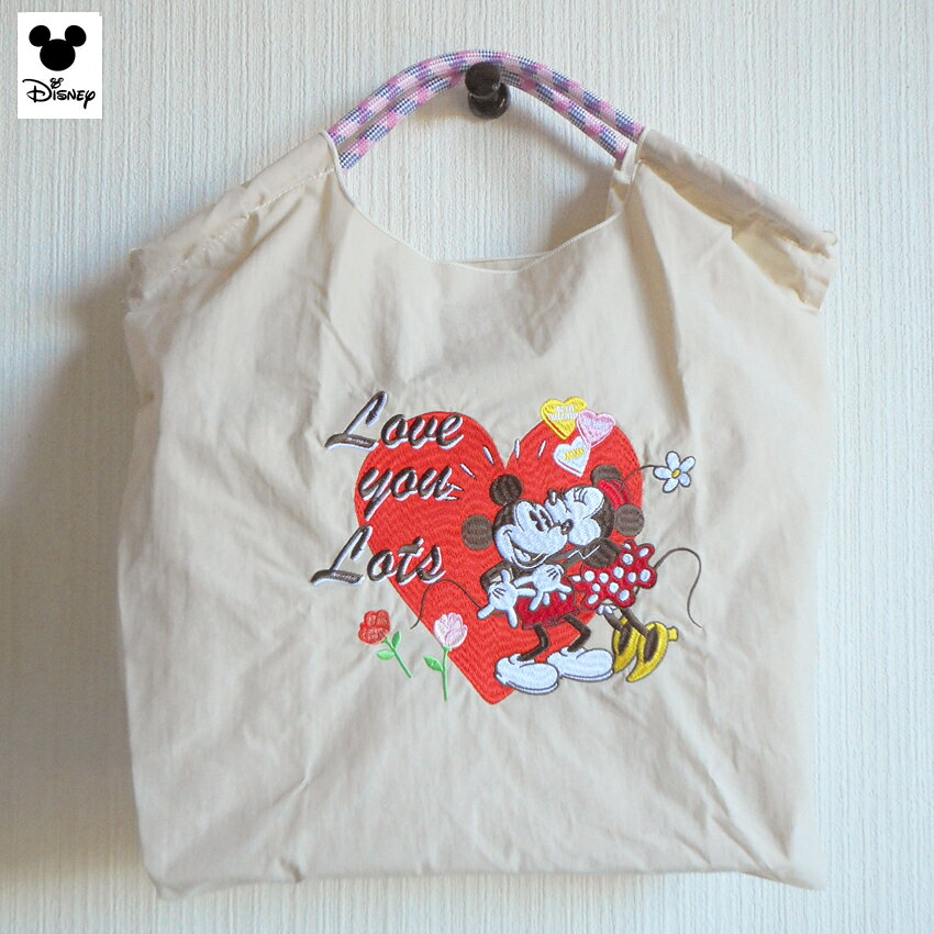 **♥・。.。*♥*。.。・*♥*・。.。*♥*・。.。*♥*。.。・*♥** 可愛い！軽量！ カラフルカラーで楽しくなっちゃう♪ 鮮やか刺繍のナイロンバッグ **♥・。.。*♥*。.。・*♥*・。.。*♥*・。.。*♥*。.。・*♥** &nbsp; ■製品説明 日付・時間指定無で送料無料！ 指定があると送料有料になります 可愛い＆便利＆とっても軽い！ 刺繍がめちゃ可愛い【ミッキー＆ミニー・ライトベージュ】 ロープハンドルのナイロンバッグ！！ 買い物、ピクニック、デイリーに！ 毎日のお出かけがHAPPYに！とってもかわいいバッグの登場★ マチありデイリーサイズで持ち運びにも便利！ 手持ち＆肩かけもできます♪内部にポケットが1つあります 画像3枚目以降はシリーズ共通です ※メール便サイズに折りたたんでお届けします 海外からの輸入品の為　多少の縫い目のずれなどある場合がございますことをご理解ください。 位置　7棚　下段 　 ■仕様 &nbsp; 【素材】 ナイロン　ポリエステル &nbsp;【カラー】 ライトベージュ &nbsp; 【サイズ】 約（cm）：幅42 ×高さ45 × マチ6cm　※詳細は画像を参照ください &nbsp;【適応季節】 オールシーズン &nbsp;【ポケット】 内部1 &nbsp;【透け感】 なし &nbsp;【洗濯】 中性洗剤を含ませた布で拭いてください &nbsp;【裏地】 なし &nbsp;【平均重量】 120g ※製品商品のカラー等は、モニターの環境により異なります。 &nbsp;&nbsp;&nbsp;採寸方法により数cmサイズが異なる場合があります。 ■素材感 &nbsp;【肌触り】 さらさら　 &nbsp;【厚さ（アイテムとして）】 標準 &nbsp;【伸縮性】 なし &nbsp;【通気性】 なし &nbsp;【撥水性】 ややあり &nbsp;【光沢感】 ややあり ※あくまで目安です。若干印象が異なる場合があります。 しっかりした作りでパッと見より大きくてたくさん入ります！色合いも鮮やかで可愛いレトロ可愛いデザイン♪折り畳みもできてお出かけも大活躍です ※感じ方には個人差があります。あくまで目安とお考えください。 かわいいリュックはいかが☆ ネコちゃんアイテム