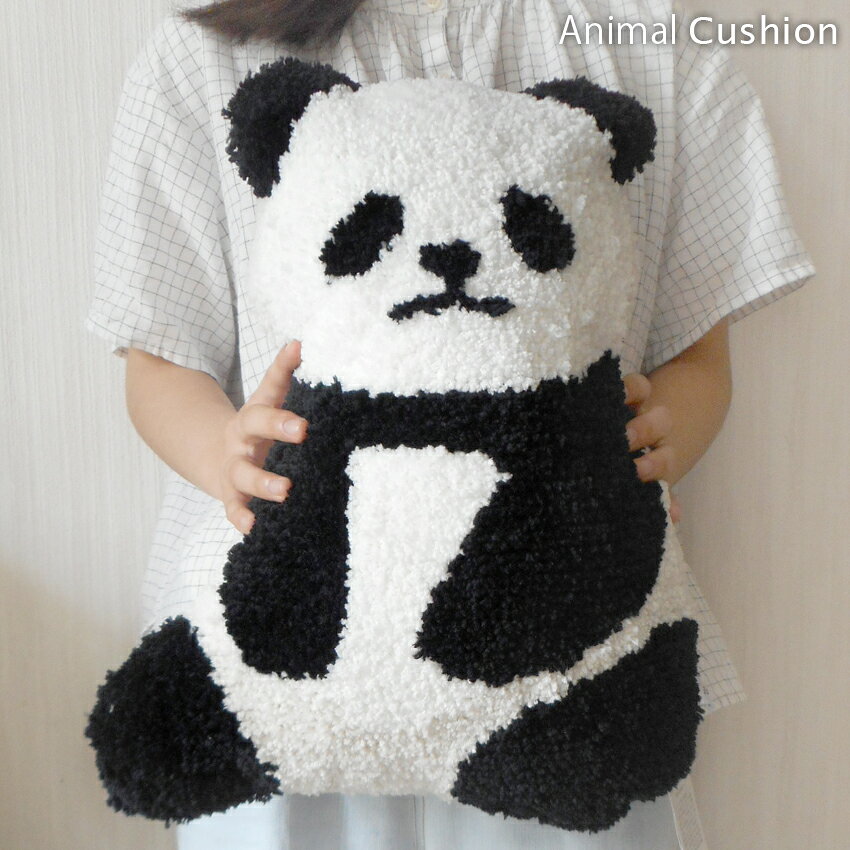 送料無料 パンダ パンダ型 クッション ぬいぐるみ panda ぱんだ 熊猫 抱き枕 寝室 リビング 子供部屋 ジャイアントパンダ インテリア ペット アニマル 贈り物 プレゼント かわいい ふわふわ もふもふ plastica-10006214 プラスチカネットショップ パッケージ画像