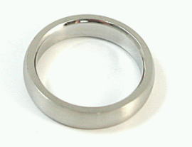 今さまざまなブランドでも注目されているステンレス製のリングが登場。 至極シンプルなデザインリングは、ステンレス特有の冷たい輝きを際立たせます。ステンレスは丈夫で傷付きにくく、錆びにくいので、お手入れも簡単。ペアリングとしてもオススメです。 ...