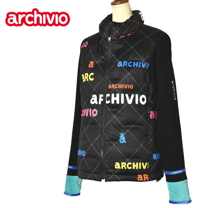 ●メーカー希望小売価格はメーカー商品タグに基づいて掲載しています アルチビオ 【archivio】 ゴルフシーンをイメージしたアクティブウェアのアルチビオ。ファッションとスポーツの融合をテーマに掲げ futuristic・freedom・luxury を キーワードに構成するコレクション。●当店でのお買い物メリットメリット1・すべての商品が正規品。安心してお買い物頂けます。ライセンスブランドは正規取扱いメーカーの正規品、輸入ブランドは正規輸入代理店のお品物をそろえております。メリット2・15時までのご注文は当日発送。お住まいの住所によっては最短で翌日にお届け出来ます。毎日営業しておりますので、お急ぎのお買い物にとても便利です。（1/1.2は除く）メリット3・ギフト包装全品無料。大切な日に最高のお品を。プレゼント ギフト gift 贈り物 贈答品 無料ラッピング 誕生日 バースデー クリスマス　敬老の日 記念品 記念日 定年退職記念品 コンペ景品 景品 賞品 粗品 内祝 内祝い お祝い返し お返し お礼 御礼 お中元 御中元 お歳暮　御歳暮 お年賀 御年賀 お正月 入学 卒業 旅行 成人式 就職祝い 昇進祝い 退職祝い 快気祝い 初老祝い 還暦祝い 古稀祝い 喜寿祝い 傘寿祝い　米寿祝い 卒寿祝い 白寿祝い 長寿祝い 金婚式 銀婚式 ダイヤモンド婚式 結婚記念日 土日祝営業 男性 女性 男女兼用 メンズ レディース ユニセックス父の日 母の日 バレンタインデー ホワイトデー 等のすべてのイベントにご用命ください。カラー×カラーをコンセプトにゴルフシーンからタウンユースまでスタイリッシュに演出。 トレンド感と色鮮やかなウェアは着ているだけでハッピーな気分にさせてくれます。 よりキュートによりカラフルに！　トレンドデザインとスポーツマインドが融合した、今までに無い新感覚ウェア。 着るだけで気分が上がるカラフルなロゴ×キルトプリントが目を惹く中綿ジップアップベスト。 軽量で温かな快適な着心地のアイテム。 撥水加工が施されているので、小雨やちょっとした汚れを防いでくれます。 インナーは別の商品となっております。 ● Detail ・実物の色と若干異なって見える場合があります。予めご了承ください。 ● Color Variation ・写真をクリックすると商品ページに移動します。 ● 商品詳細 ブランド アルチビオ archivio カラー ブラック 素材 表側ポリエステル100％ 裏側 ポリエステル100％ 中わた部分ポリエステル100％ ● サイズスペック サイズ S(36) M(38) L(40) 身幅 42cm 44cm 46cm 肩幅 38cm 39cm 40cm 着丈 56cm 57cm 57cm ・実物を巻尺で採寸したものです。 ・採寸寸法について詳しくは コチラ をご確認くださいませ。 ・店頭でも販売させていただいております。売り違いの際はご容赦願います。 楽天ランキング1位受賞 ウェア/レディースウェア部門 受賞日時 2022/12/6 01：25